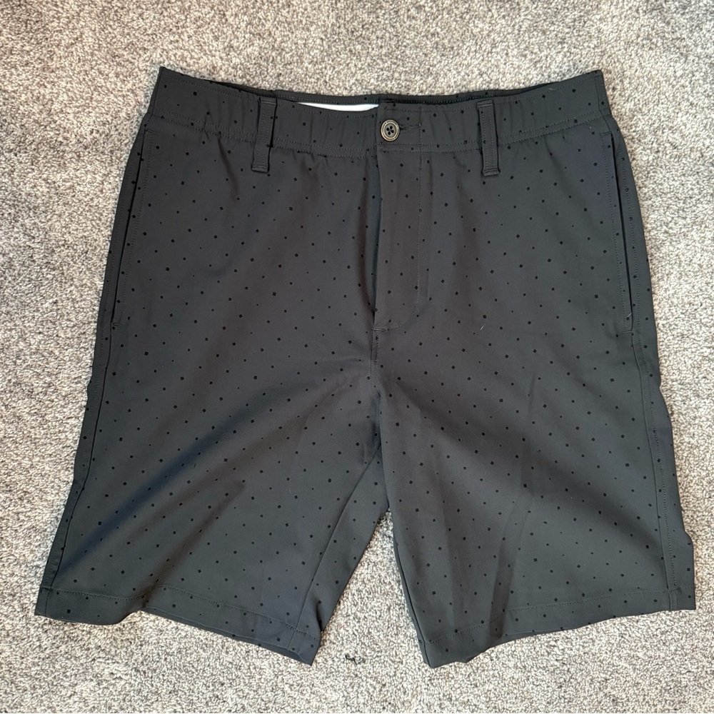 Like New: Under Armour Men’s Golf Shorts 32